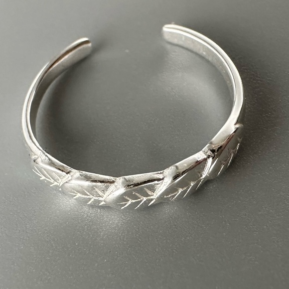 Sterling Silver Adjustable Leaf Toe Ring - Picture 3 of 9